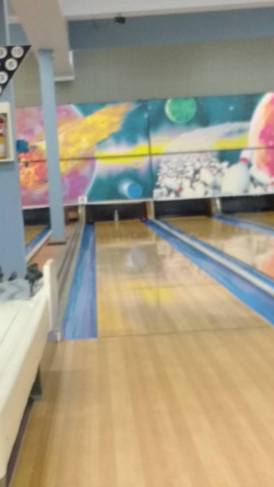 Salle De Quilles Les Saules | meal takeaway | 3110 Boulevard Masson, Québec, QC G1P 1J8, Canada | 4188713650 OR +1 418-871-3650