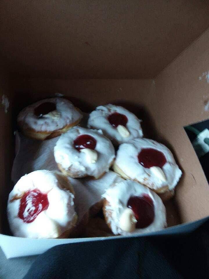 Maggies Donuts | restaurant | 15561 W High St, Middlefield, OH 44062, USA | 4406325330 OR +1 440-632-5330