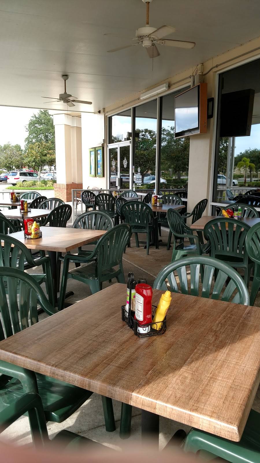 Gecko’s Grill & Pub | restaurant | 7228 55th Ave E, Bradenton, FL 34203, USA | 9417278988 OR +1 941-727-8988