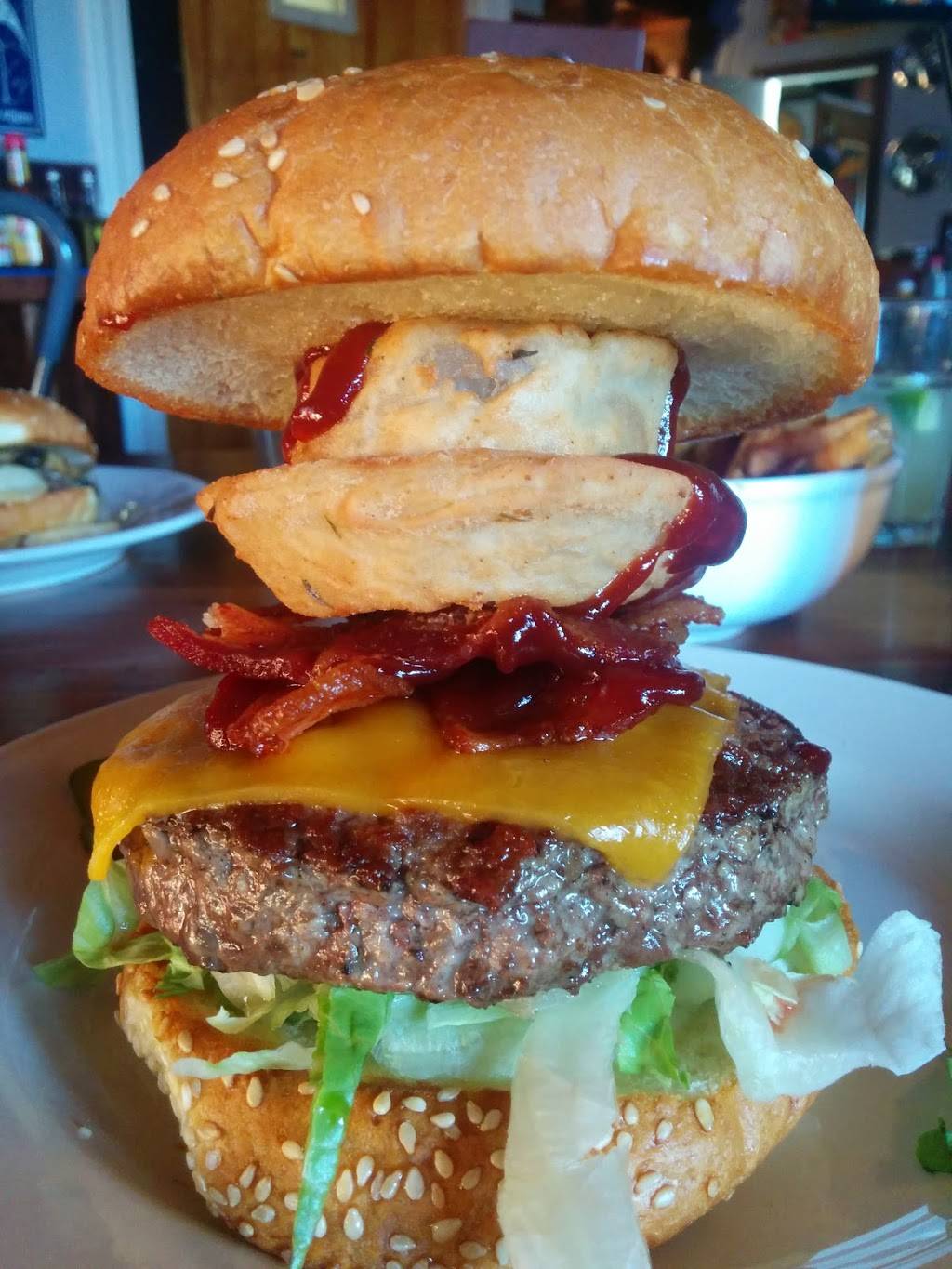 Traxx Bar & Grill | restaurant | 219 Lakeville St, Petaluma, CA 94952, USA | 7077813121 OR +1 707-781-3121