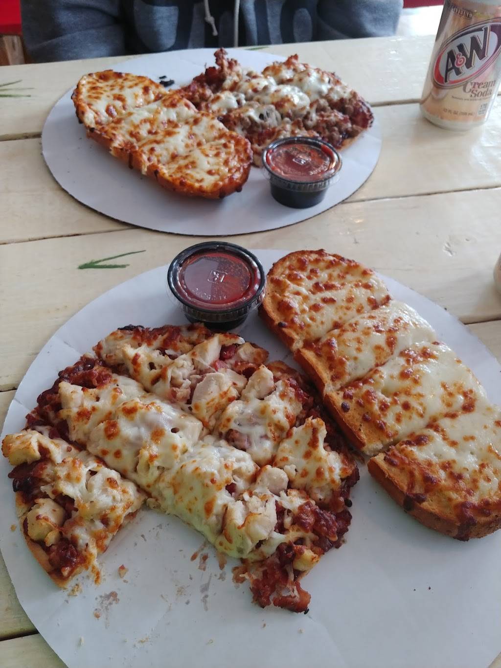 Tyegers Pizza Parlour | restaurant | 931 N Main St, Bluffton, IN 46714, USA | 2608270700 OR +1 260-827-0700