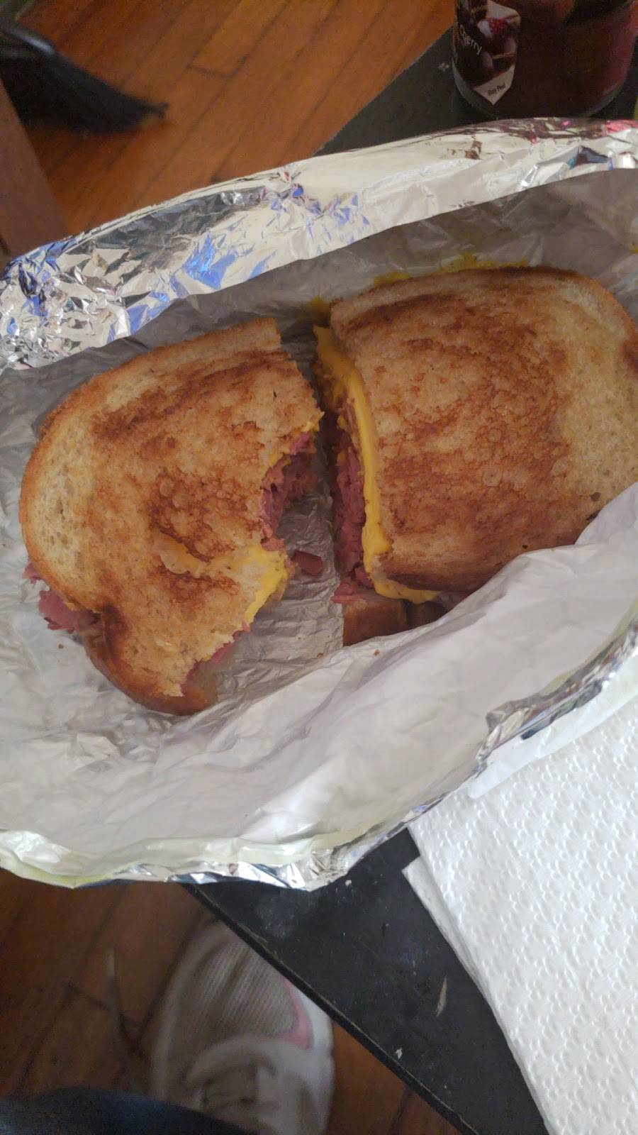 Mae Velmas Corned Beef | restaurant | 4101 N 76th St, Milwaukee, WI 53222, USA | 4149882448 OR +1 414-988-2448