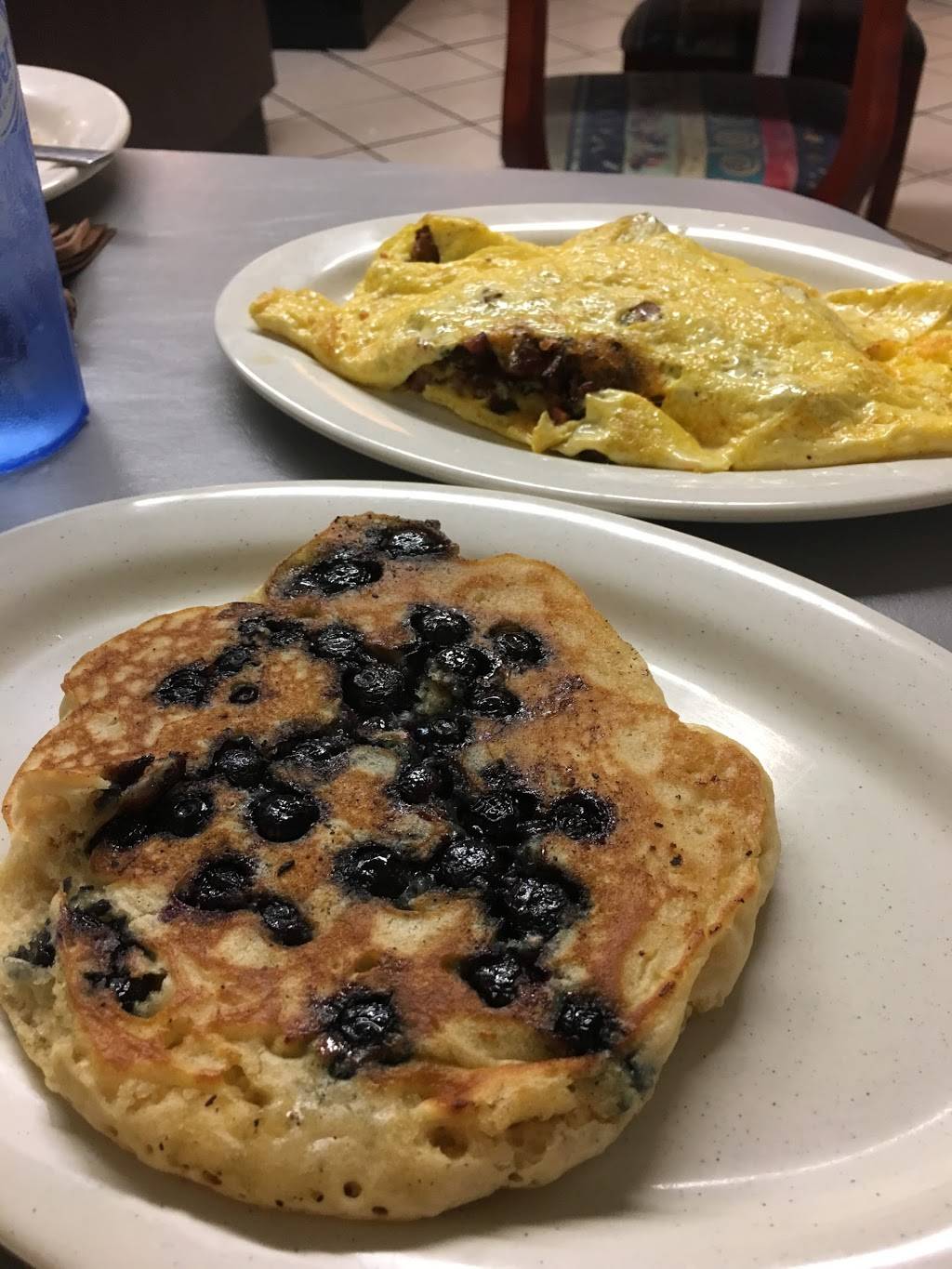 The Landing Family Restaurant | restaurant | 3445 US-90, Lake City, FL 32055, USA | 3862438077 OR +1 386-243-8077