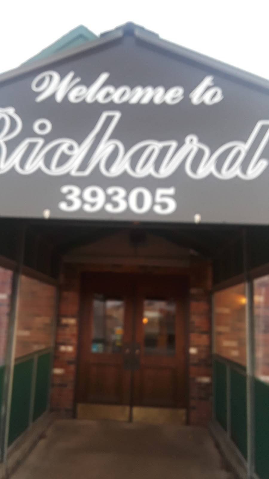 Richards Family Restaurant | restaurant | 39305 Plymouth Rd, Livonia, MI 48150, USA | 7344643354 OR +1 734-464-3354