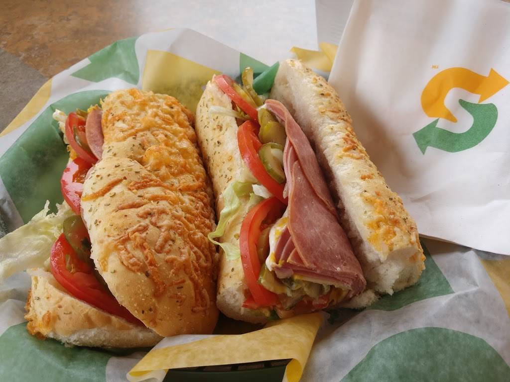 Subway | restaurant | 1321 S Randolph St, Garrett, IN 46738, USA | 2603574178 OR +1 260-357-4178