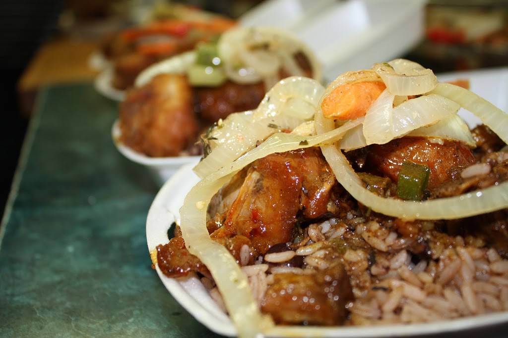 Lloyds Jamaican Restaurant | restaurant | 1710 Jane St, York, ON M9N 2S4, Canada | 4162422436 OR +1 416-242-2436