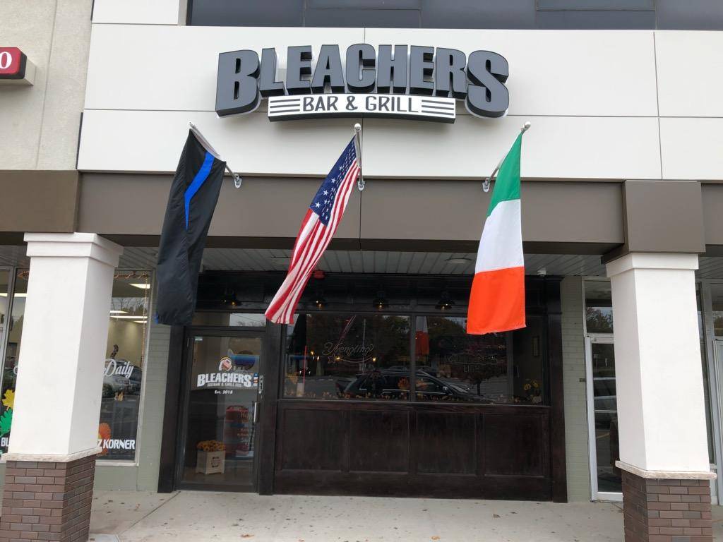 Bleachers Bar and Grill | restaurant | 6092 Jericho Turnpike, Commack, NY 11725, USA | 6314869696 OR +1 631-486-9696