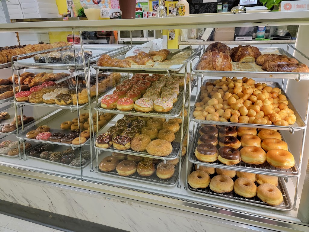 Doughnut Wheel | restaurant | 408 Pacific Ave, Willows, CA 95988, USA | 5303619119 OR +1 530-361-9119