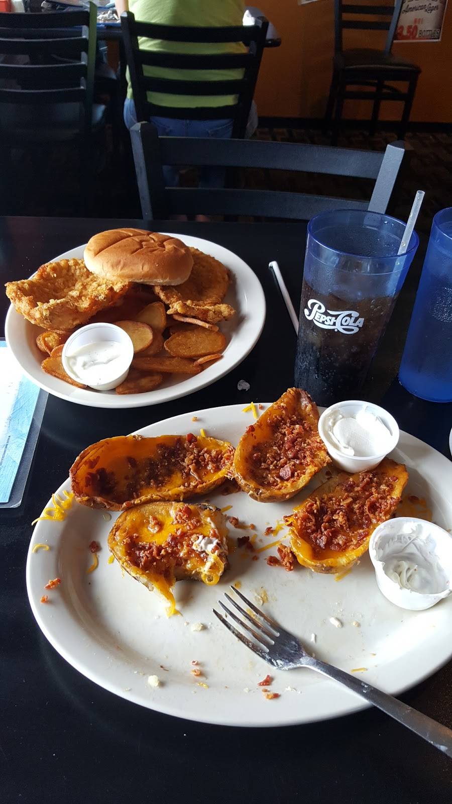 Lucky Dogs Pub & Eatery | restaurant | 701 N 4th St, Chillicothe, IL 61523, USA | 3092749999 OR +1 309-274-9999