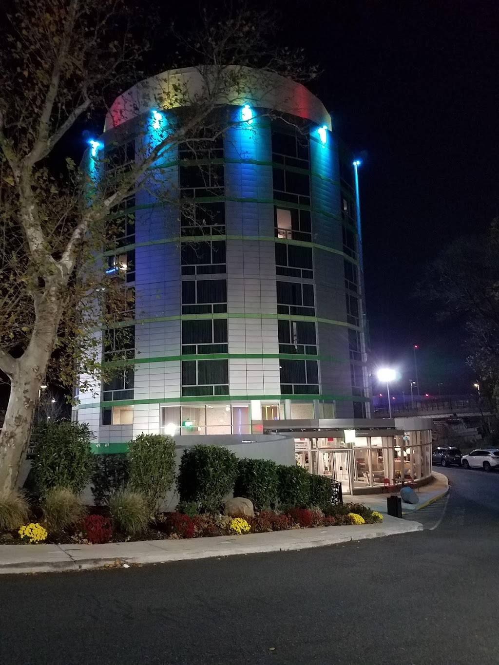 ibis Styles New York LaGuardia Airport | restaurant | 100-33 Ditmars Blvd, East Elmhurst, NY 11369, USA | 7186067400 OR +1 718-606-7400