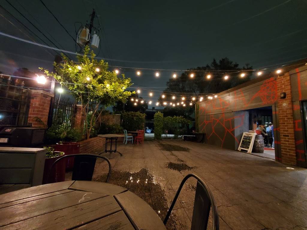 Darwins Pub | restaurant | 33 Waugh Dr, Houston, TX 77007, USA | 8329402420 OR +1 832-940-2420