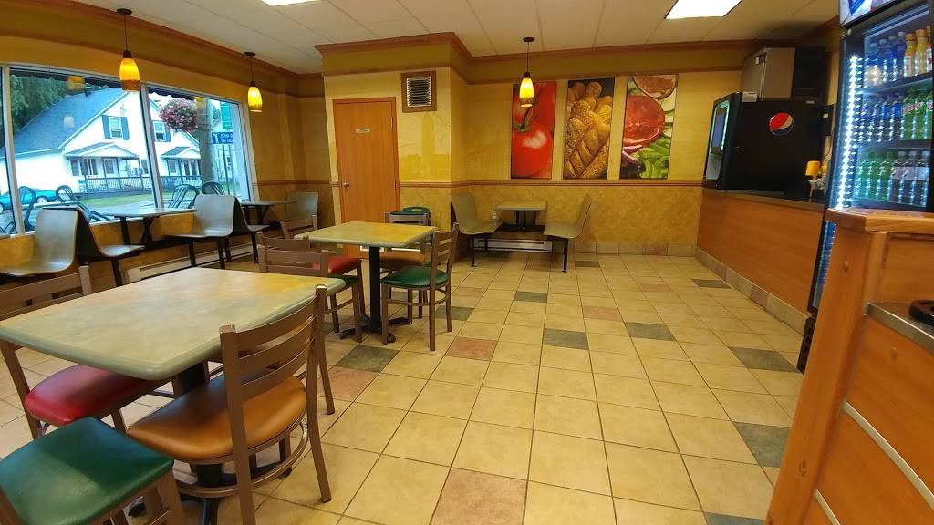 Restaurant SUBWAY | restaurant | 299 Rue Victoria, Thurso, QC J0X 3B0, Canada | 8199850348 OR +1 819-985-0348