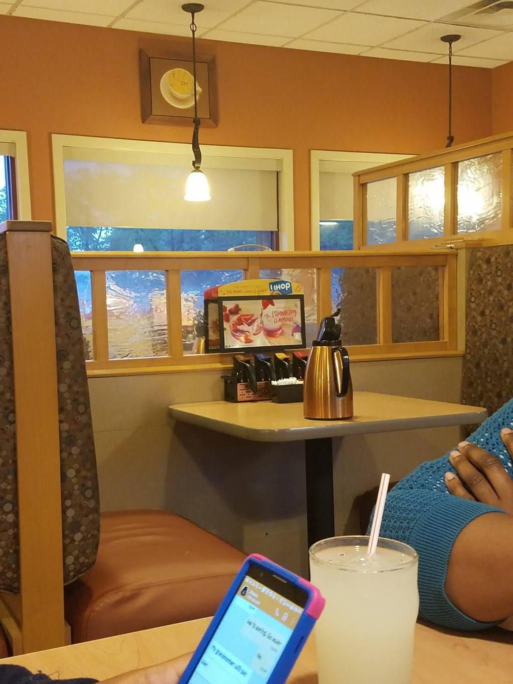 IHOP | restaurant | 180 E Sunrise Hwy, Valley Stream, NY 11581, USA | 5168259388 OR +1 516-825-9388