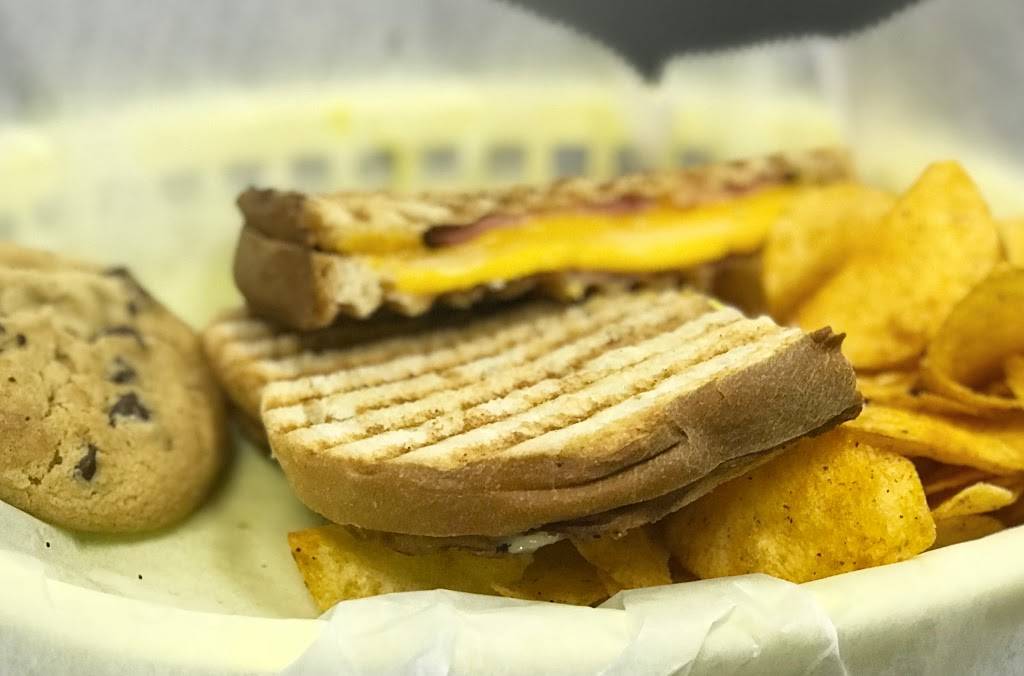 Lucky Dice Cafe | restaurant | 7914 Memorial Pkwy SW Suite B7, Huntsville, AL 35802, USA | 2568018187 OR +1 256-801-8187