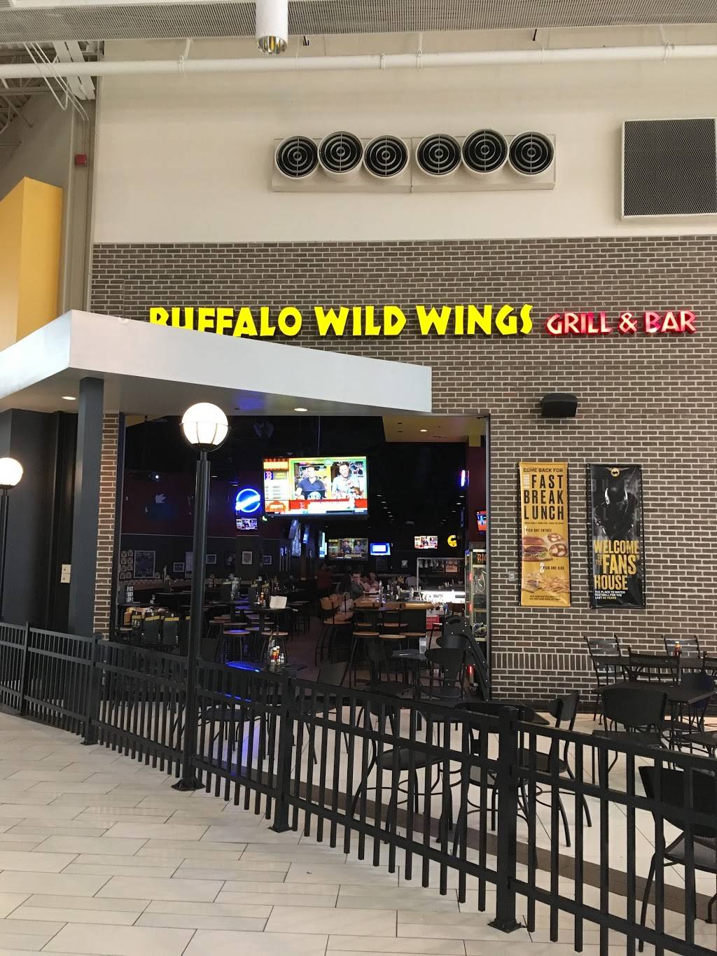 Buffalo Wild Wings | restaurant | 4640 Palisades Center Dr W, West Nyack, NY 10994, USA | 8454807344 OR +1 845-480-7344