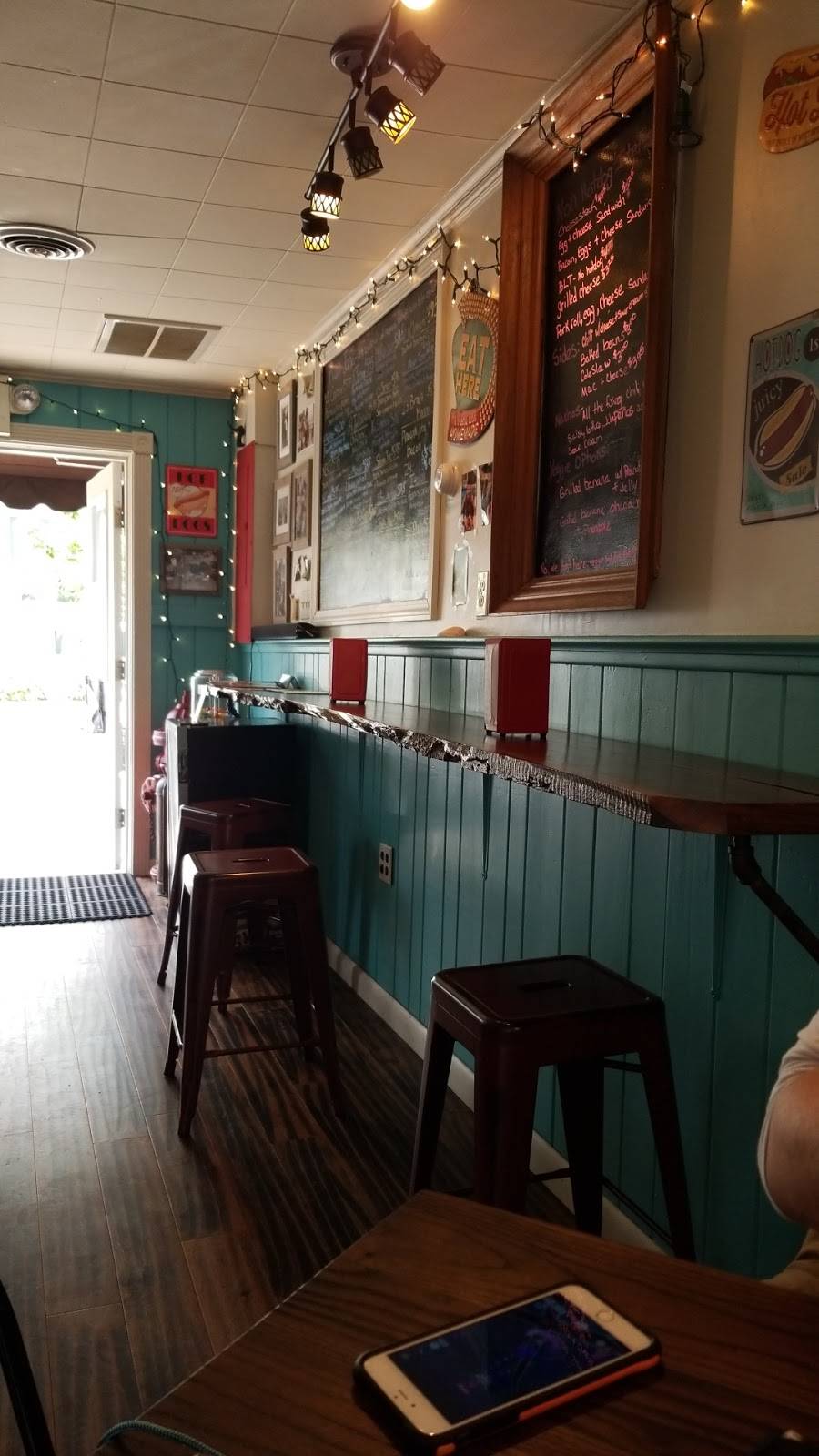 Designer Dawgs | restaurant | 3 Main St, Clinton, NJ 08809, USA | 9082007353 OR +1 908-200-7353