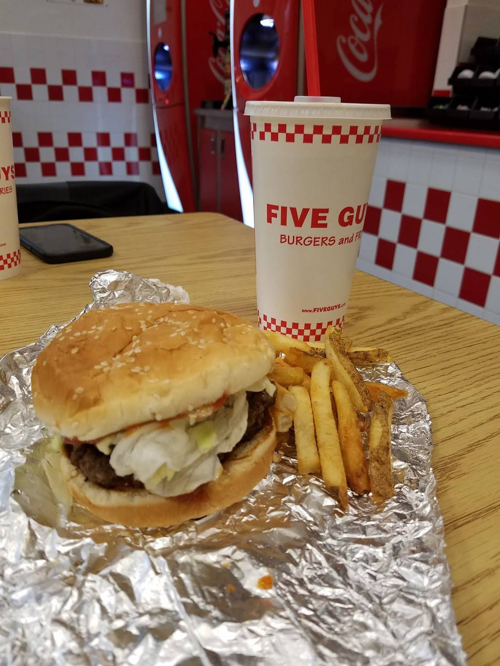 Five Guys | meal takeaway | 136 Lantana Dr, Hockessin, DE 19707, USA | 3022391250 OR +1 302-239-1250