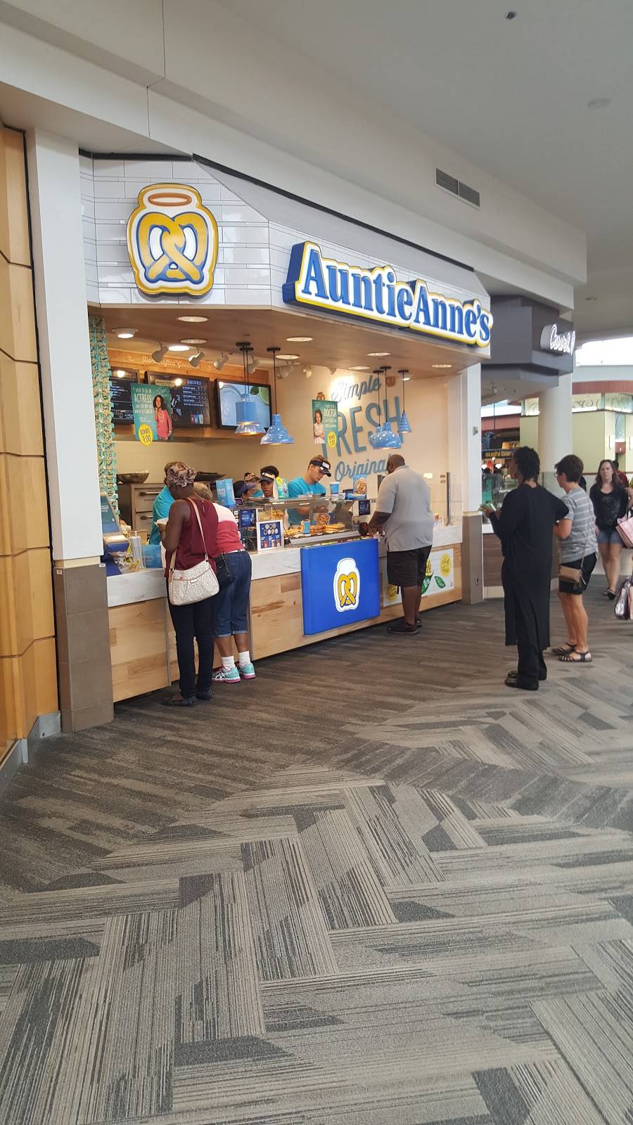 Auntie Annes | cafe | 5000 Mall Cir, Waldorf, MD 20603, USA | 3018707332 OR +1 301-870-7332