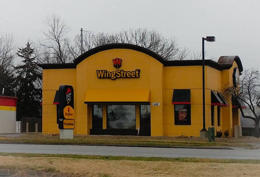 Pizza Hut | meal takeaway | 600 W 23rd St, Lawrence, KS 66046, USA | 7858433000 OR +1 785-843-3000