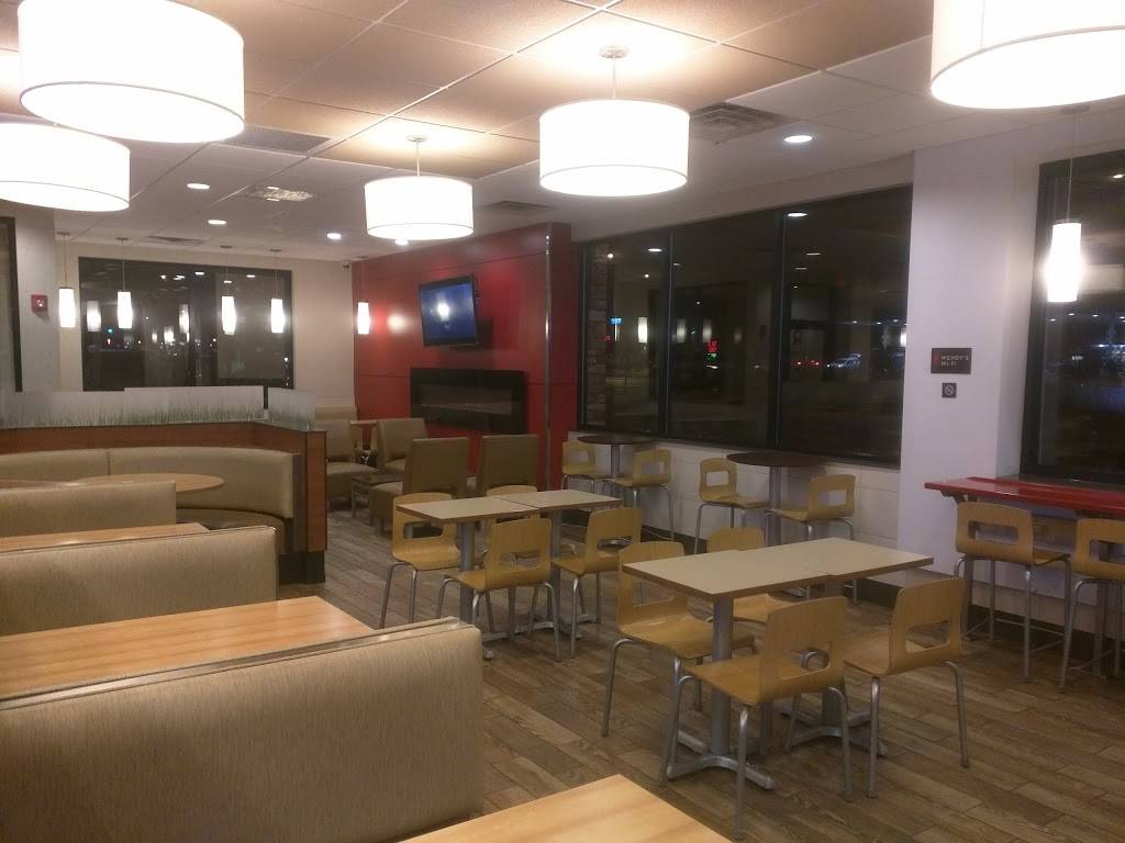 Wendys | restaurant | 940 Brook Forest Ave, Shorewood, IL 60404, USA | 8152544852 OR +1 815-254-4852