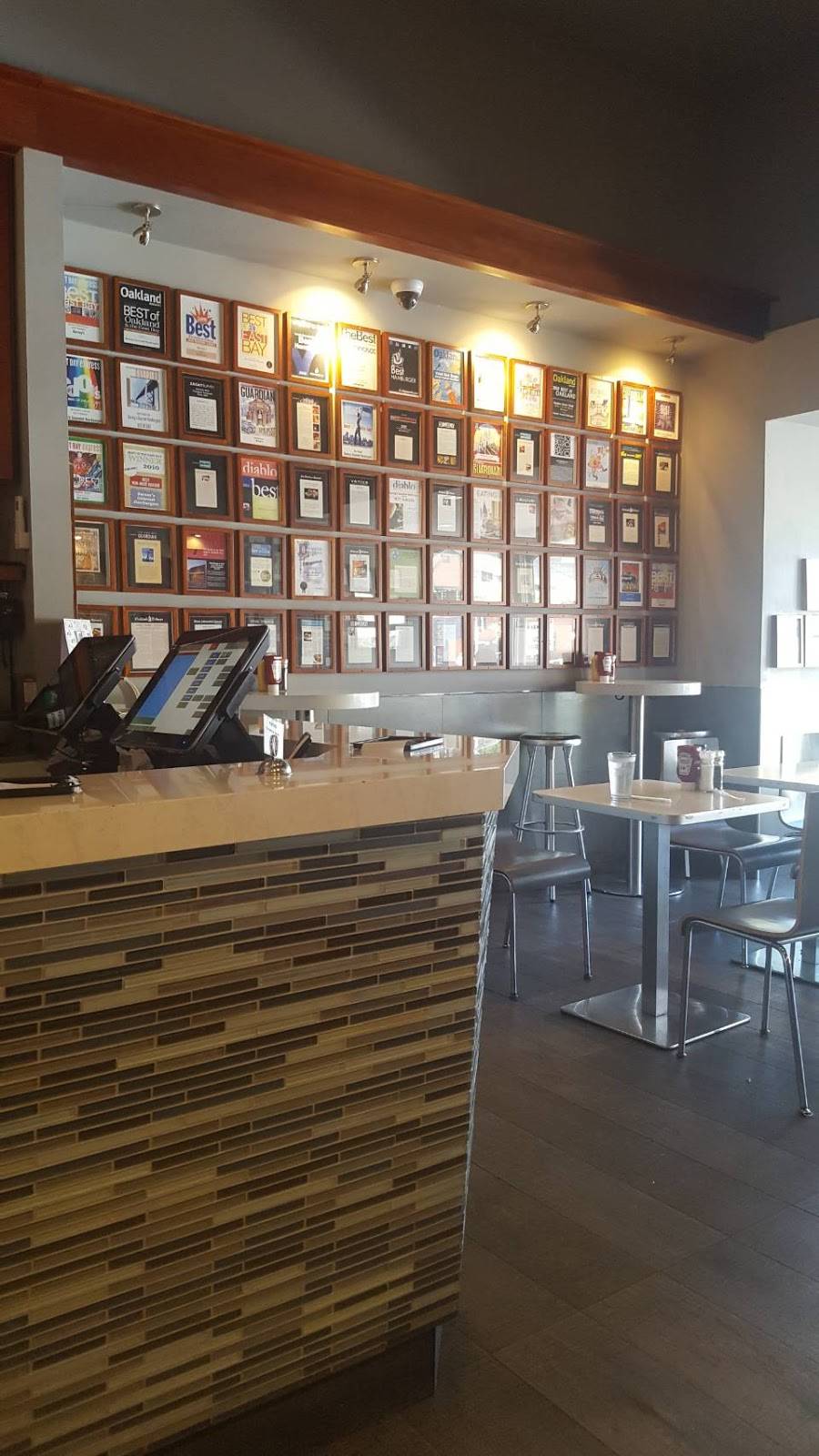 Barneys Gourmet Hamburgers | restaurant | 11660 San Vicente Blvd, Los Angeles, CA 90049, USA | 3104476000 OR +1 310-447-6000