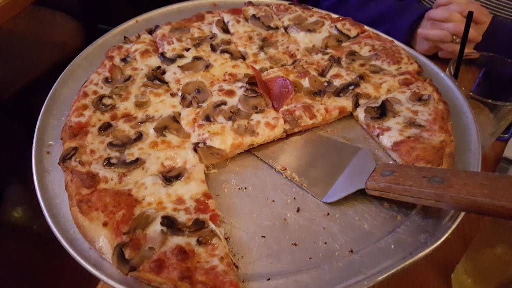 Armands Pizzeria | restaurant | 346 Yorktown Shopping Center, Lombard, IL 60148, USA | 6307853155 OR +1 630-785-3155