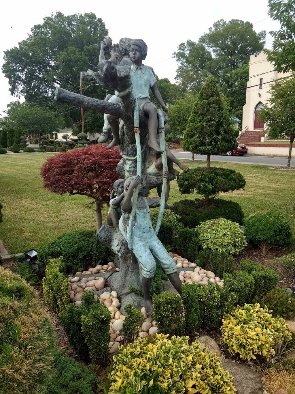 Uncle Maddios Pizza | restaurant | 345 S Kings Dr, Charlotte, NC 28204, USA | 9804063234 OR +1 980-406-3234