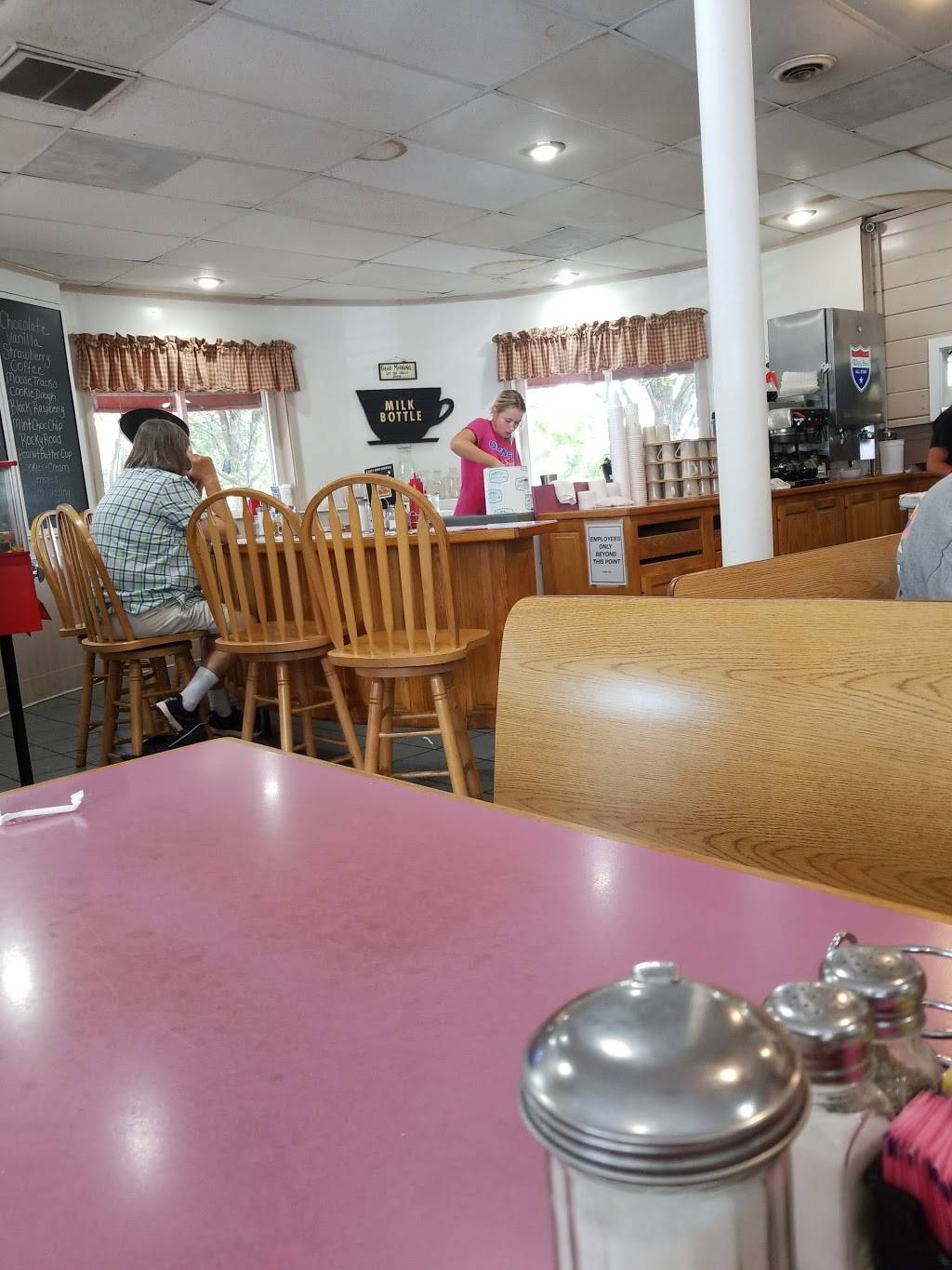 The Milk Bottle | restaurant | 785 Broadway, Raynham, MA 02767, USA | 5088226833 OR +1 508-822-6833