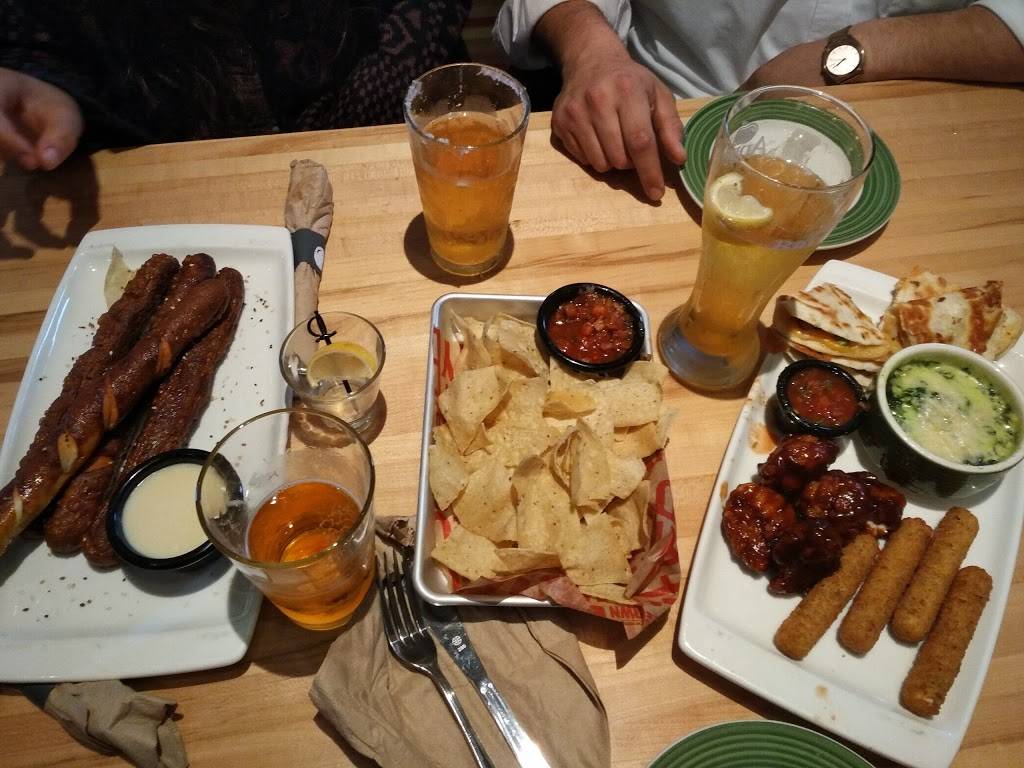 Applebees Grill + Bar | restaurant | 892 W Henderson Ave, Porterville, CA 93257, USA | 5597882031 OR +1 559-788-2031