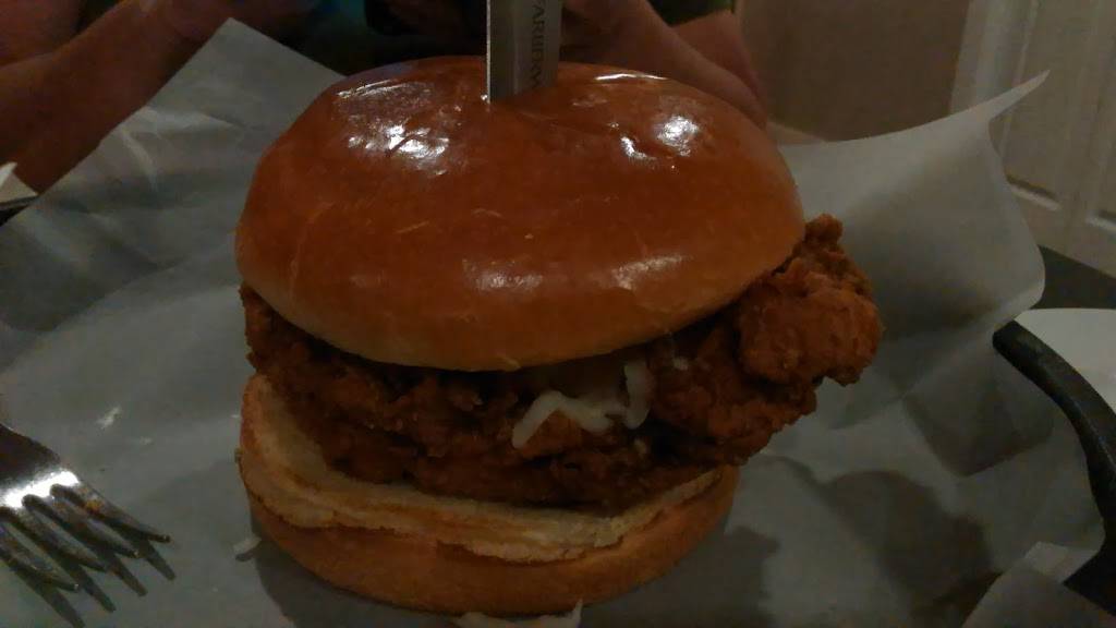 Dueys on Fairfax | restaurant | 1028 Fairfax St, Carlyle, IL 62231, USA | 6185946336 OR +1 618-594-6336