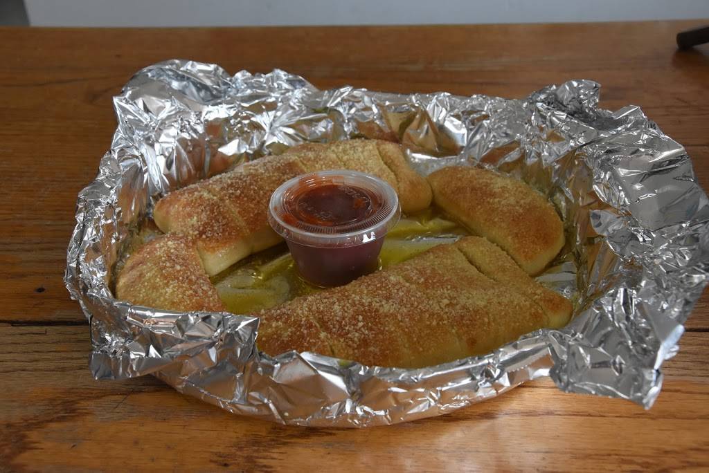 T&L’s Pizza Plus | restaurant | 703 6th St, Parkersburg, IA 50665, USA | 3193462390 OR +1 319-346-2390