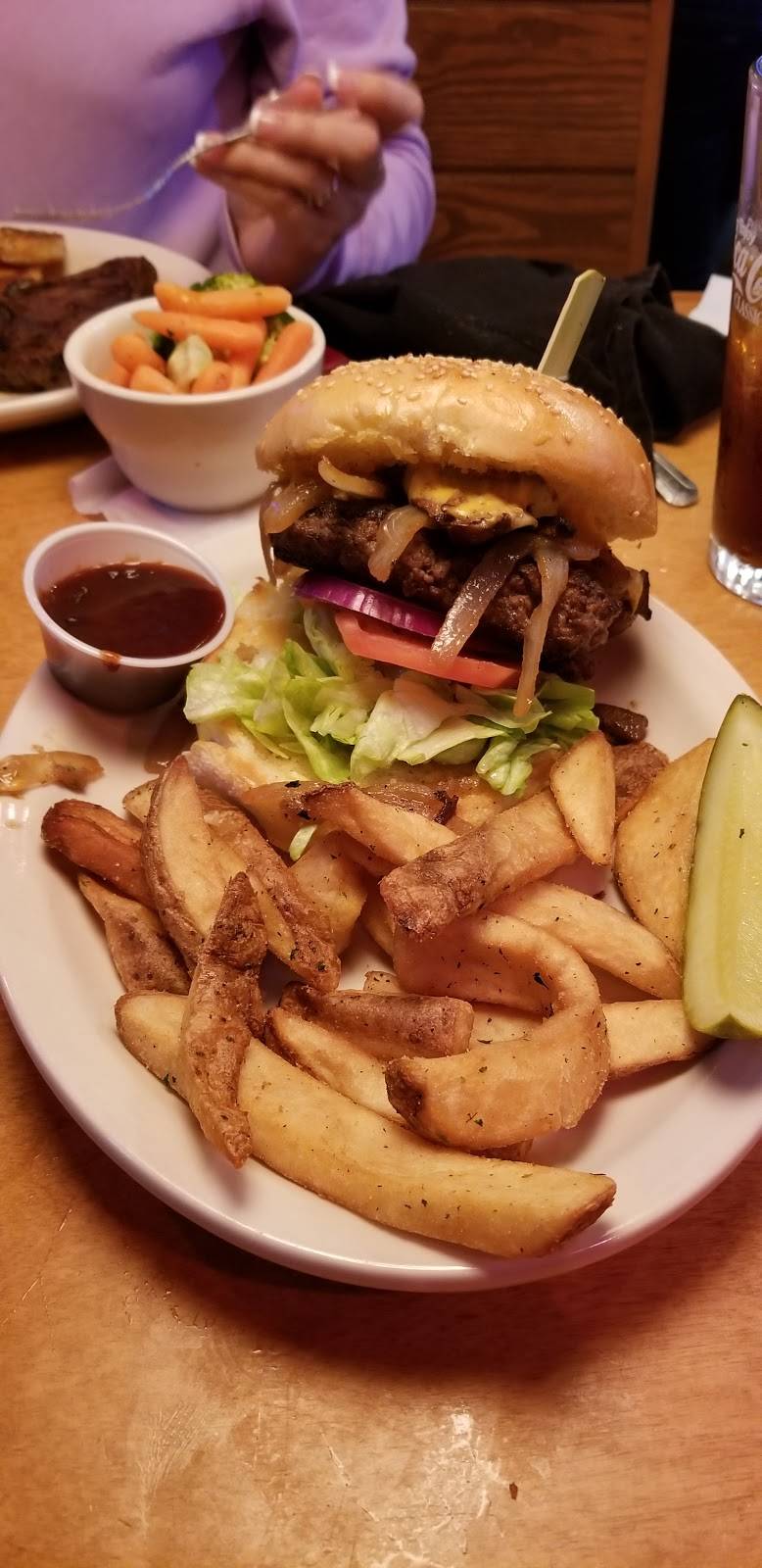 Texas Roadhouse | restaurant | 196 New Lancaster Rd, Leominster, MA 01453, USA | 9785377427 OR +1 978-537-7427