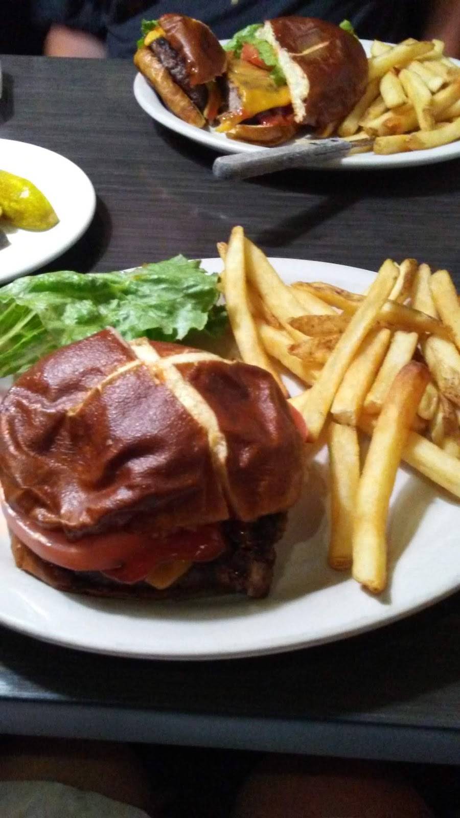 Final Approach | restaurant | 4959 S Howell Ave, Milwaukee, WI 53207, USA | 4147447060 OR +1 414-744-7060