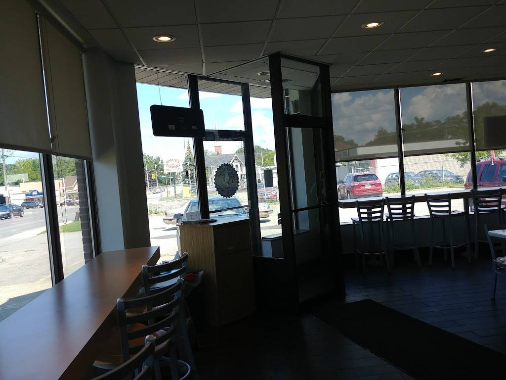 Mary Browns Chicken & Taters | restaurant | 17 Russell St W, Lindsay, ON K9V 2W5, Canada | 7053281802 OR +1 705-328-1802