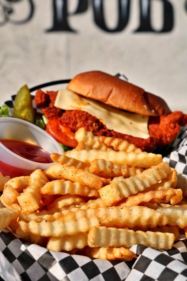 The District Pub & Kitchen | restaurant | 1160 Airway Blvd Suite DA 3-4 Suit, El Paso, TX 79925, USA | 9152496682 OR +1 915-249-6682