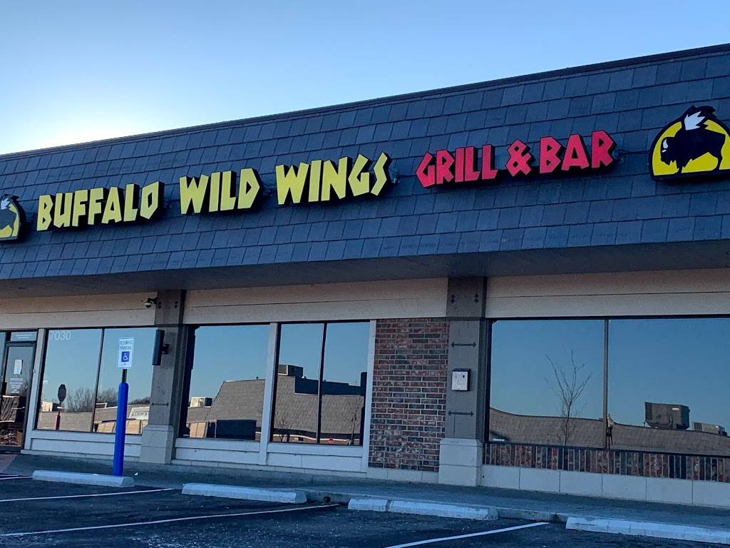 Buffalo Wild Wings | meal takeaway | 7030 W 105th St, Overland Park, KS 66212, USA | 9133419464 OR +1 913-341-9464