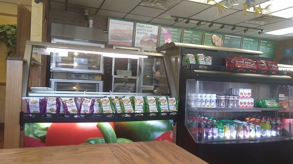 Subway | restaurant | 240 Linn St, Baraboo, WI 53913, USA | 6083560166 OR +1 608-356-0166
