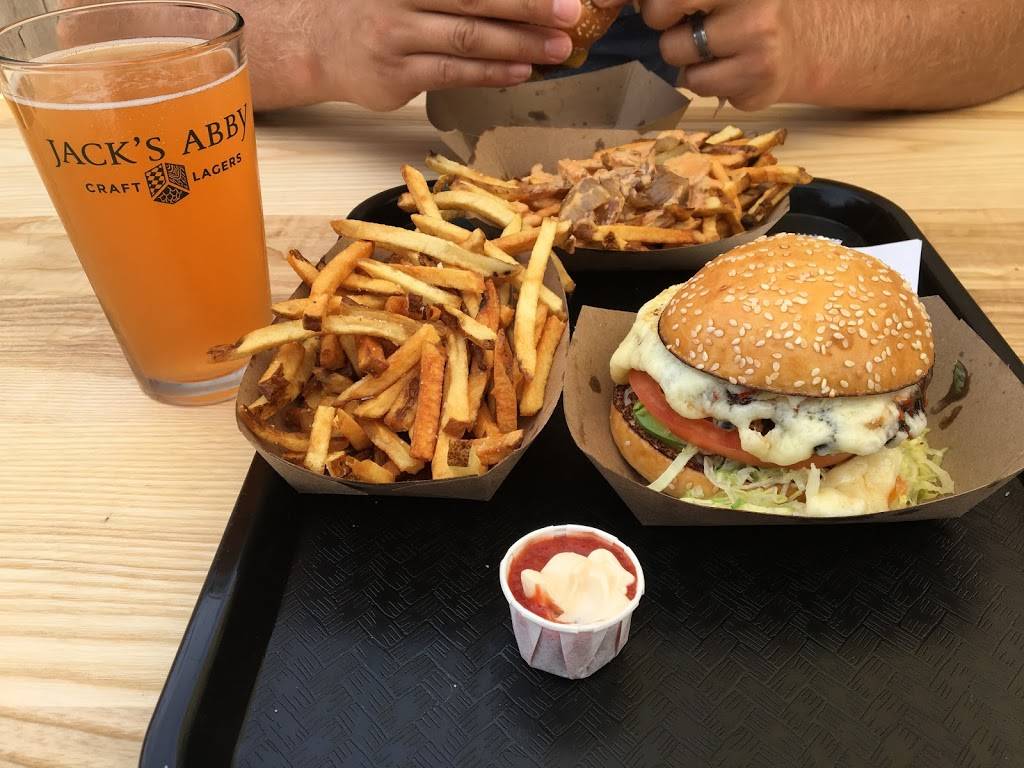 Mom & Pops Burgers | restaurant | 1603 Main St, Chatham, MA 02633, USA | 7748404144 OR +1 774-840-4144