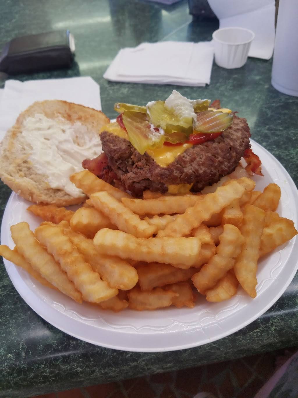 Dixie Drive In | restaurant | 600 Montague Ave, Greenwood, SC 29649, USA | 8642292312 OR +1 864-229-2312