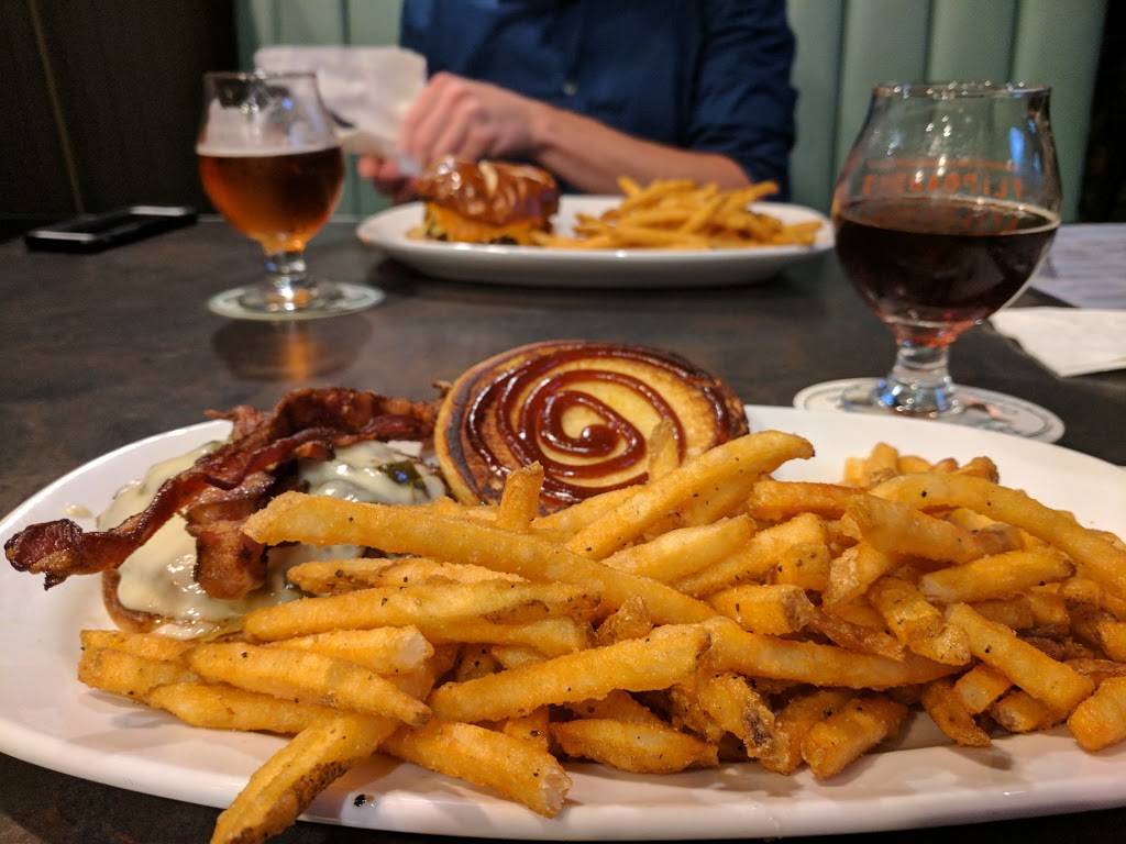 Flipdaddys Brilliant Burgers & Craft Beer Bar | restaurant | 12071 Mason Montgomery Rd, Cincinnati, OH 45249, USA | 5136772337 OR +1 513-677-2337