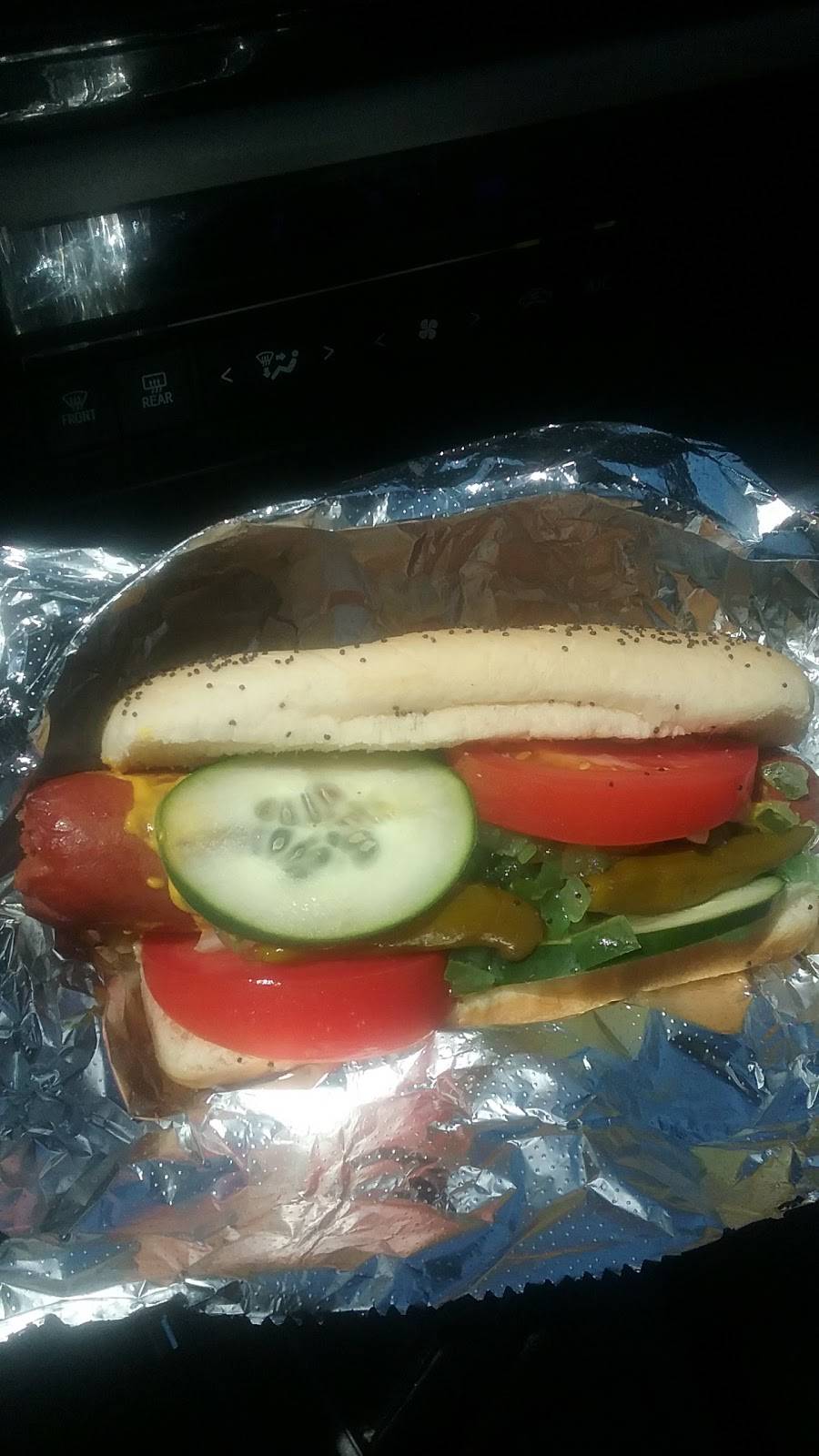 Hot Diggity Dawg | restaurant | 220 Broadway, Chesterton, IN 46304, USA | 2199219272 OR +1 219-921-9272