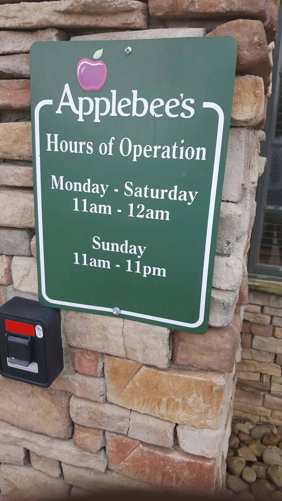 Applebees Grill + Bar | restaurant | 126 Stribling Ln, Brandon, MS 39042, USA | 6016643015 OR +1 601-664-3015