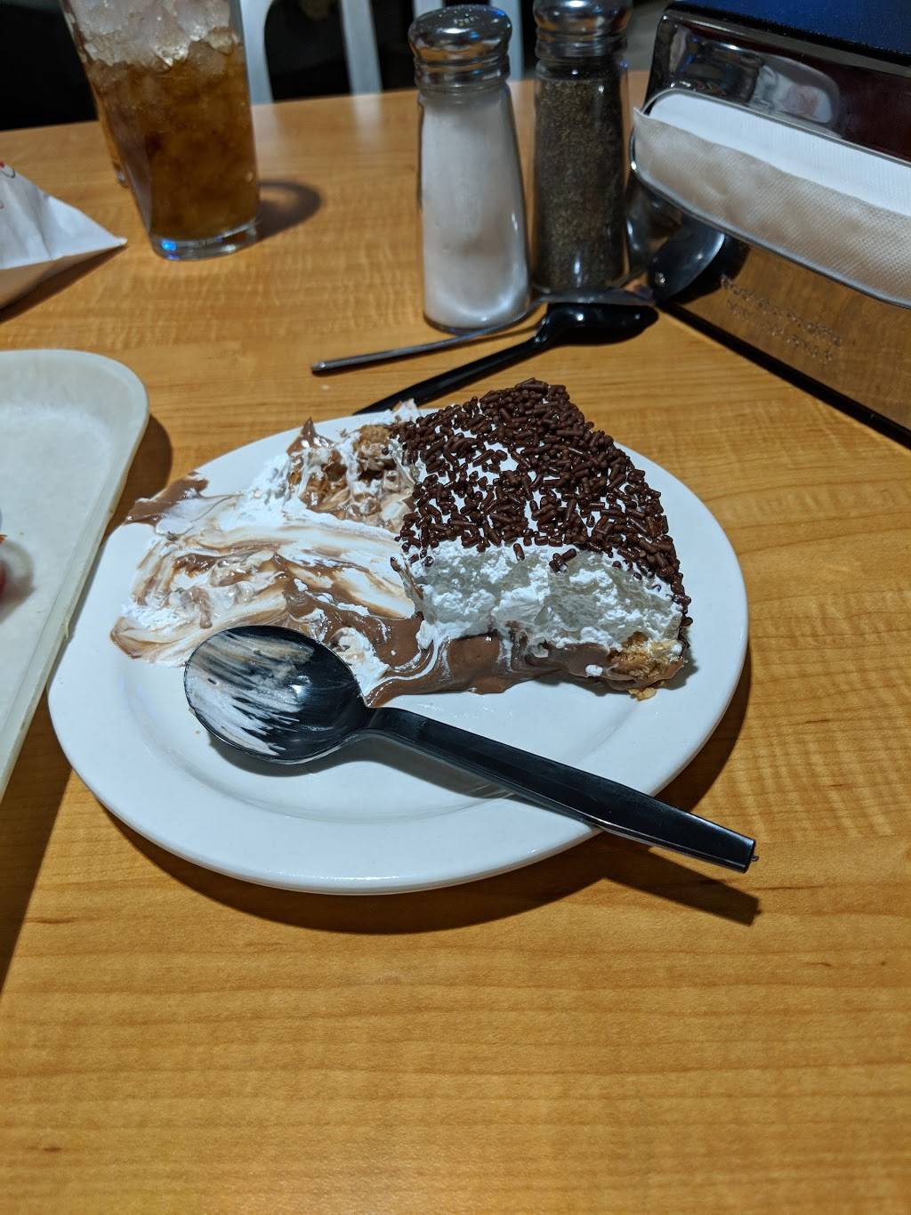 Johnnies Charcoal Broiler | restaurant | 1700 Shedeck Pkwy, Yukon, OK 73099, USA | 4054947971 OR +1 405-494-7971