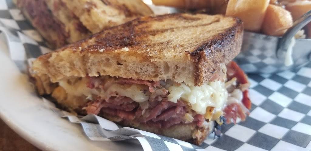 Lazy Lizard | restaurant | 396 Ontario St, St. Catharines, ON L2R 5L8, Canada | 9059379817 OR +1 905-937-9817