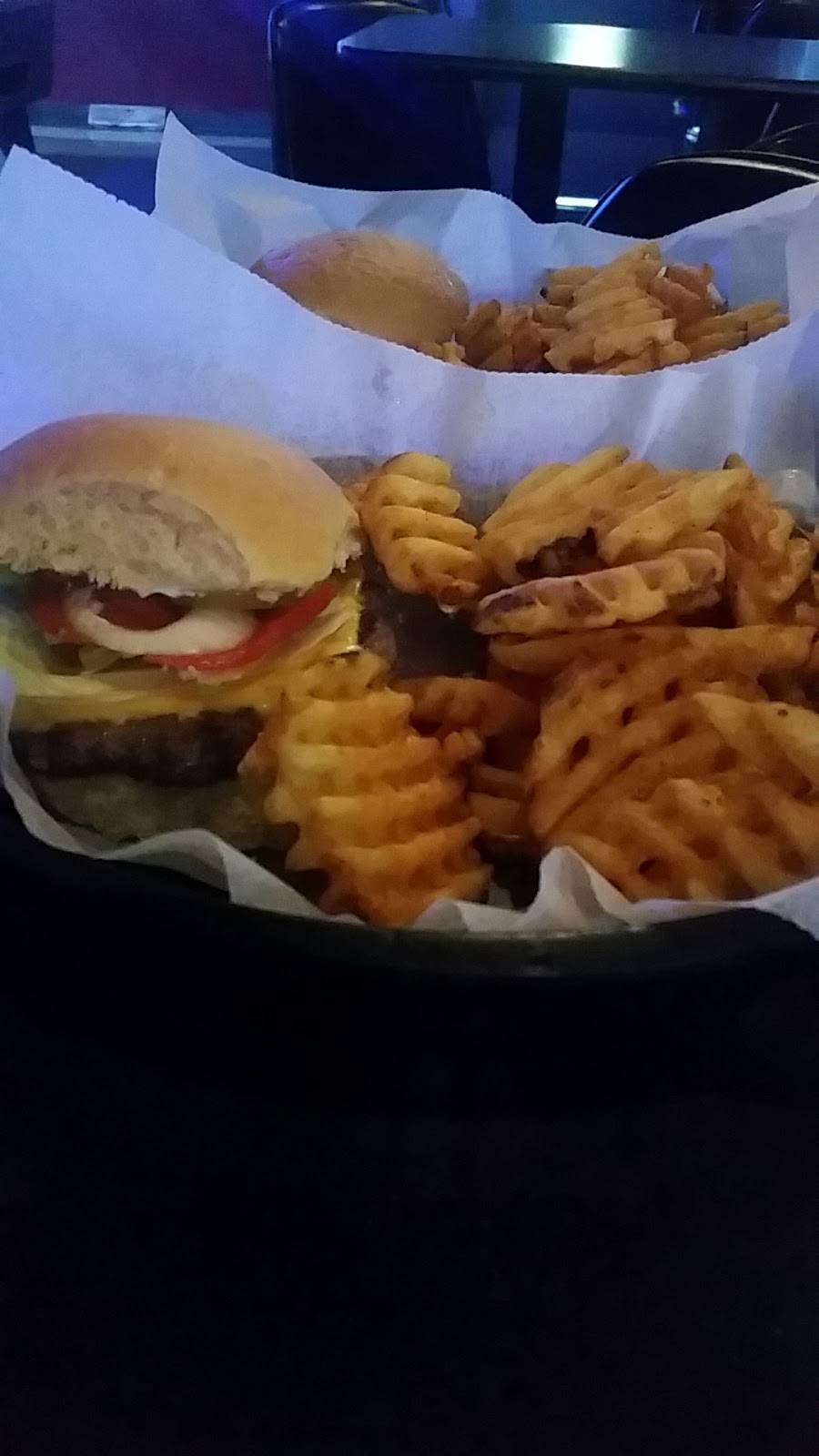 Six Packs Bar & Grill | restaurant | 3708 Ellwood Rd, New Castle, PA 16101, USA | 7249249724 OR +1 724-924-9724