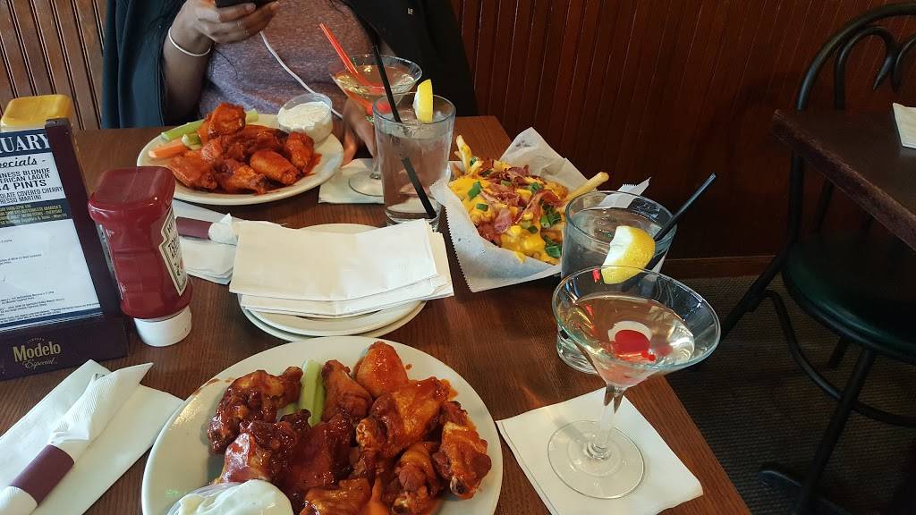 Hawkeyes Bar & Grill | restaurant | 1458 W Taylor St, Chicago, IL 60607, USA | 3122263951 OR +1 312-226-3951