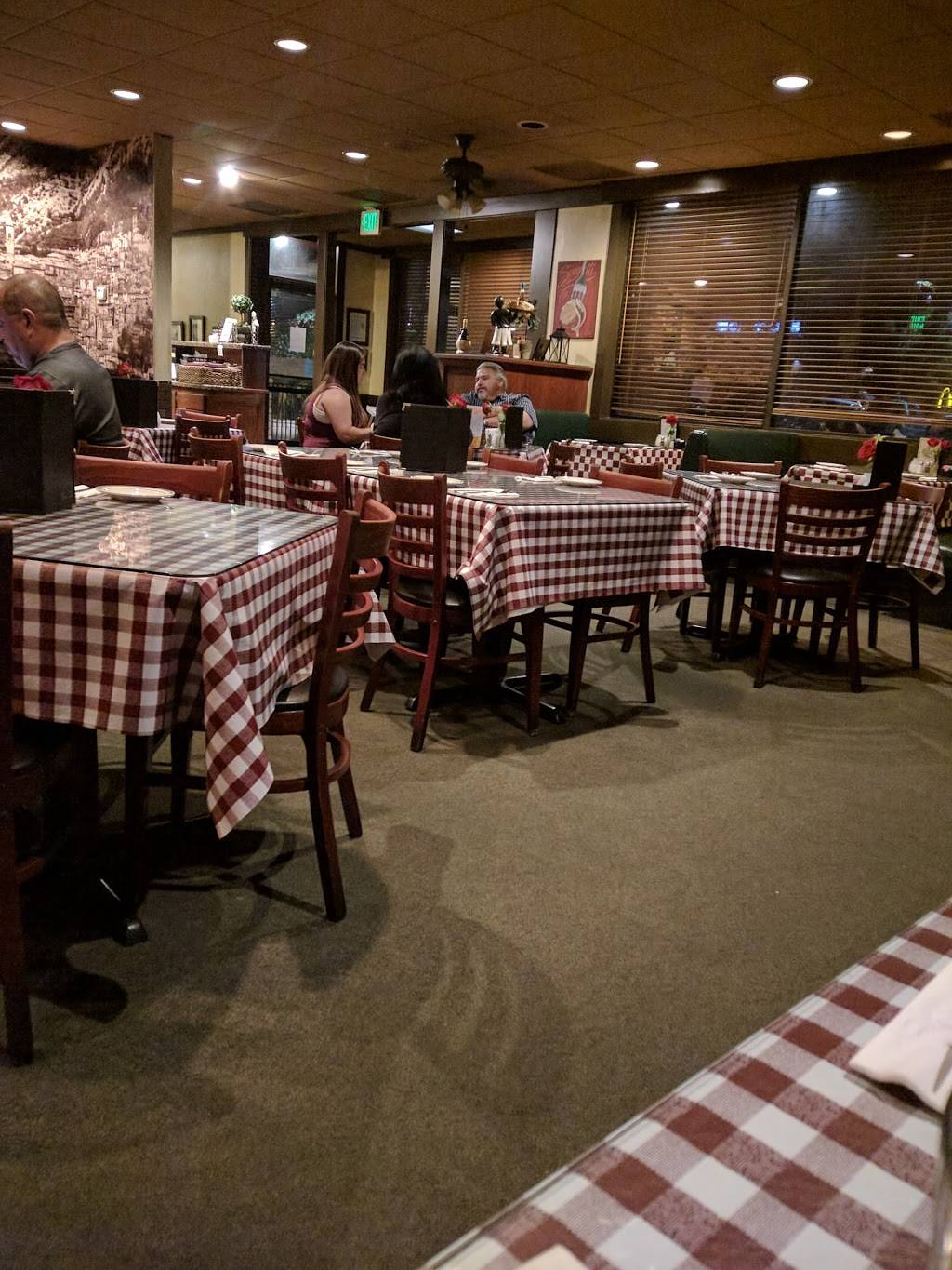 Di Ciccos Sunnyside | restaurant | 5635 E Kings Canyon Rd, Fresno, CA 93727, USA | 5592527100 OR +1 559-252-7100