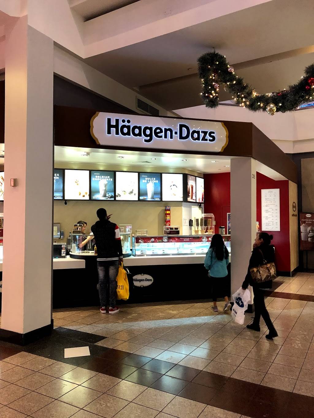 Häagen-Dazs | restaurant | 3333 W Touhy Ave, Lincolnwood, IL 60712, USA | 8476763885 OR +1 847-676-3885