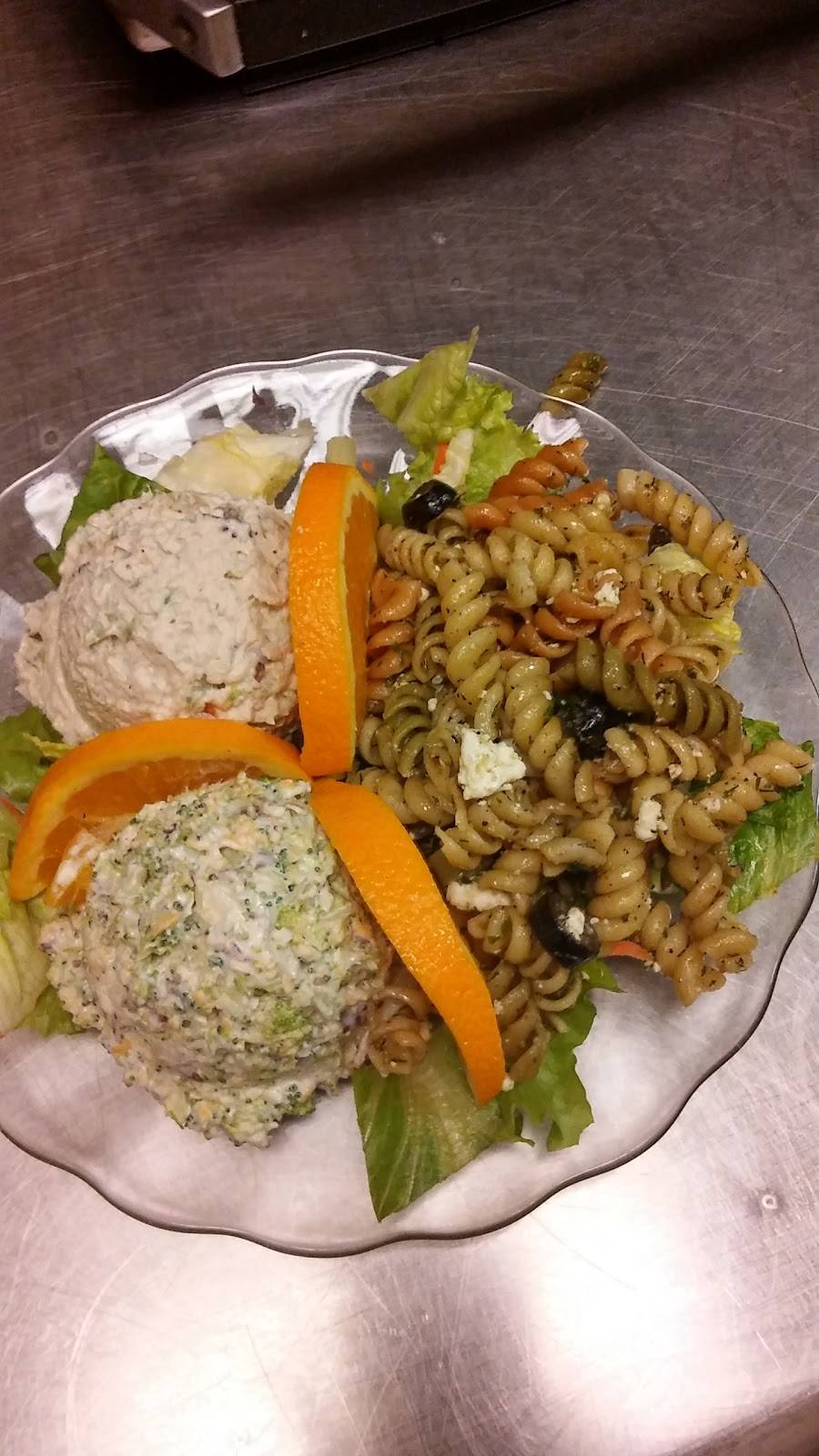 Cafe Royale | restaurant | 110 Court Sq E, Talladega, AL 35160, USA | 2563623681 OR +1 256-362-3681