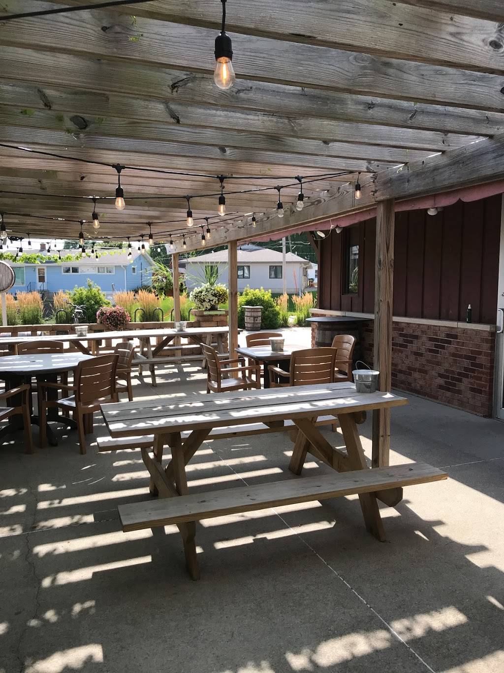 Dixies Biergarten | restaurant | 310 College Dr, Decorah, IA 52101, USA | 5632771295 OR +1 563-277-1295